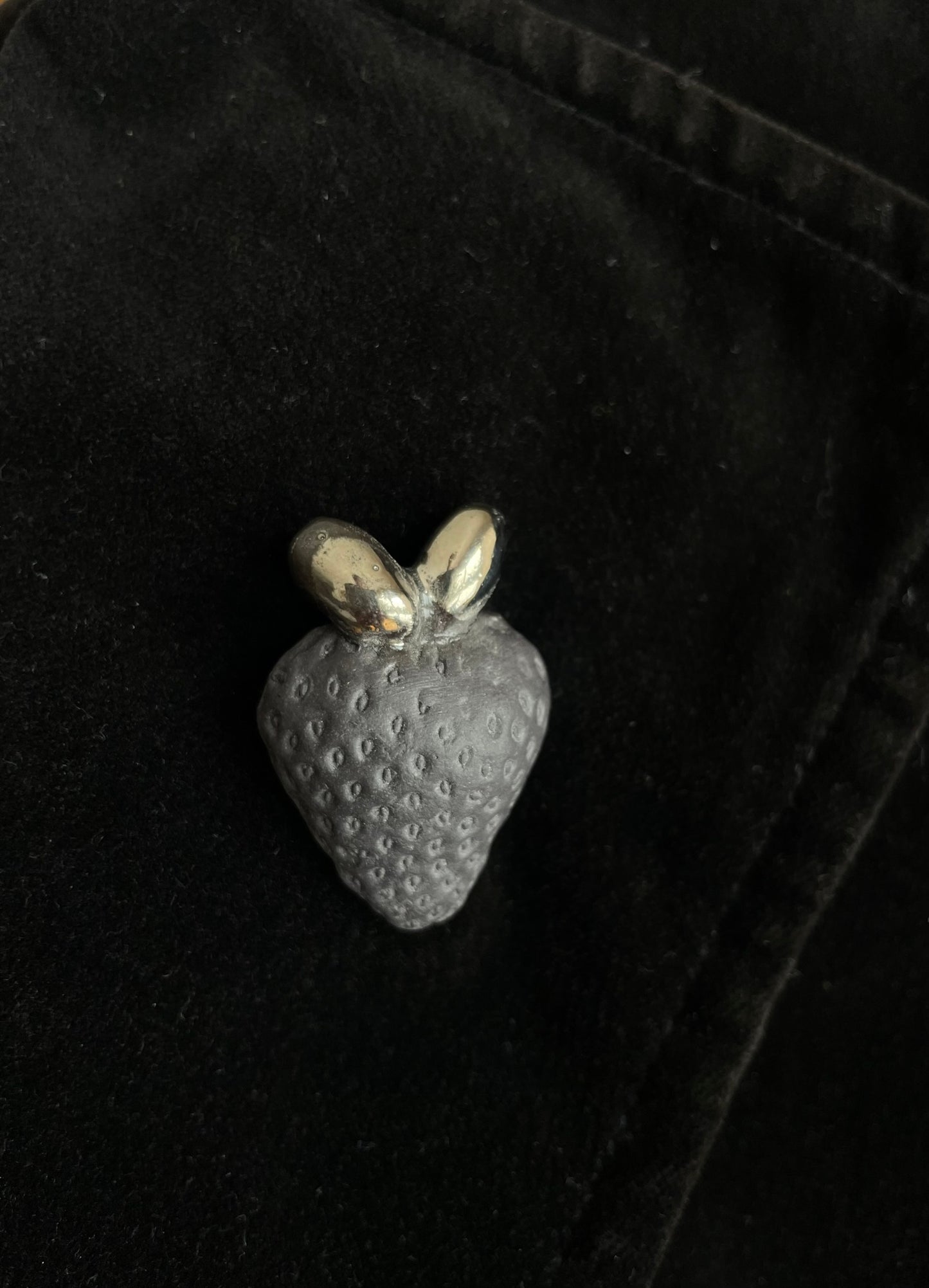 Porcelāna piespraude “Zemene”